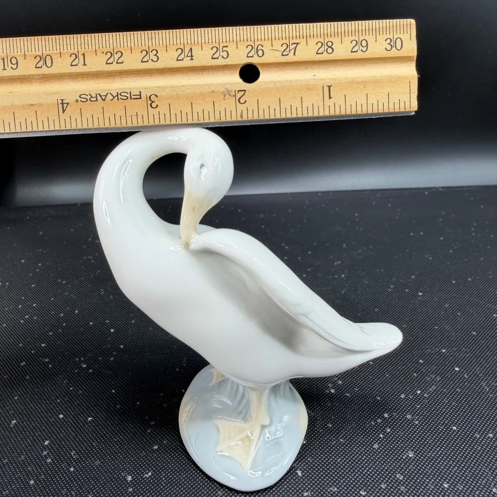 Lladro Swan Bird Figurine Preening Bird Porcelain Spain Glossy White 4 Inch